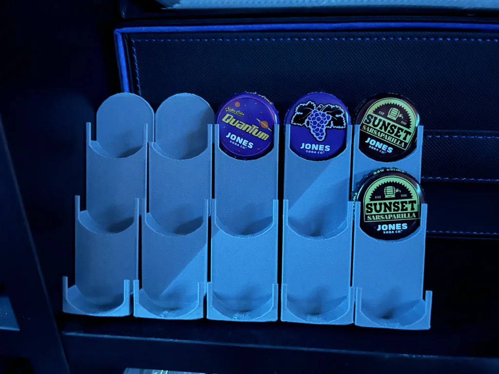 Модель простого дисплея для бутылок и крышек