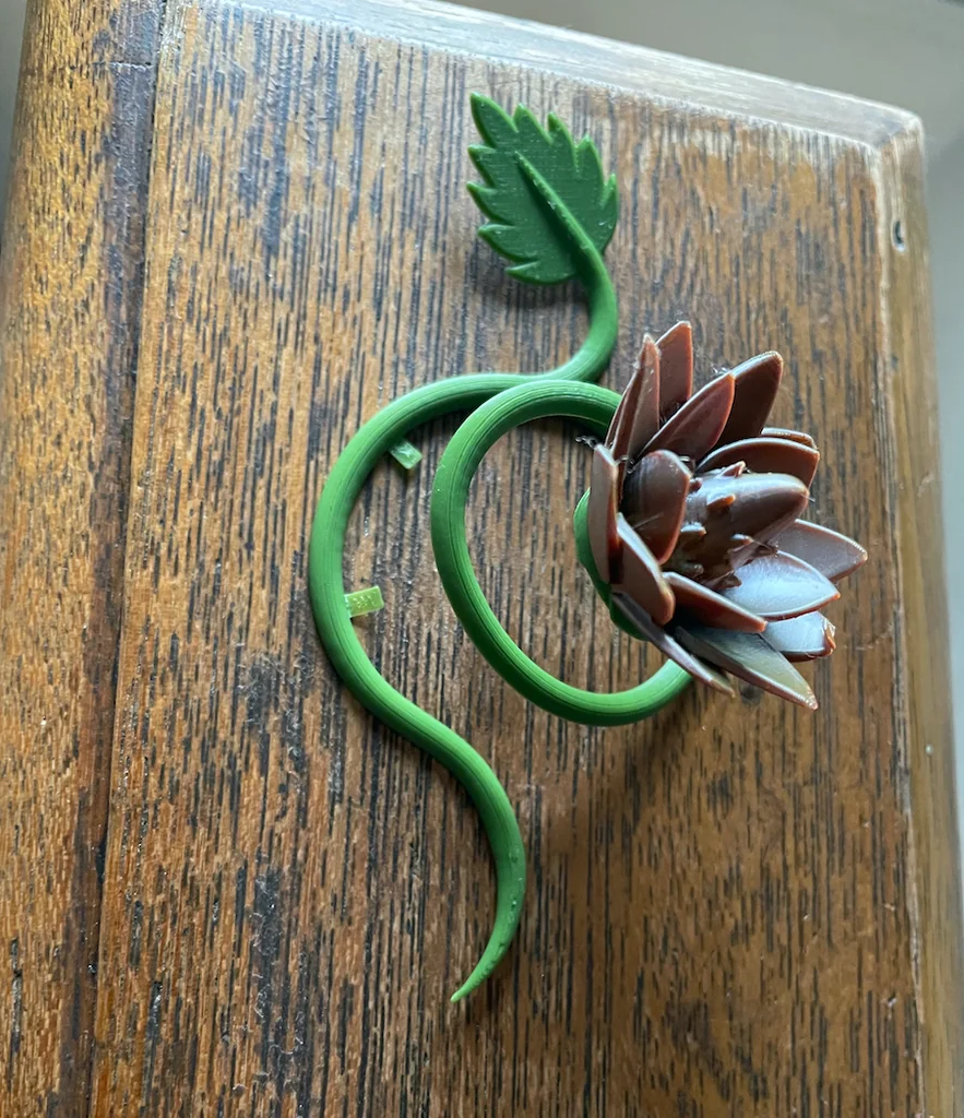 Декоративный элемент: Цветы на лозе