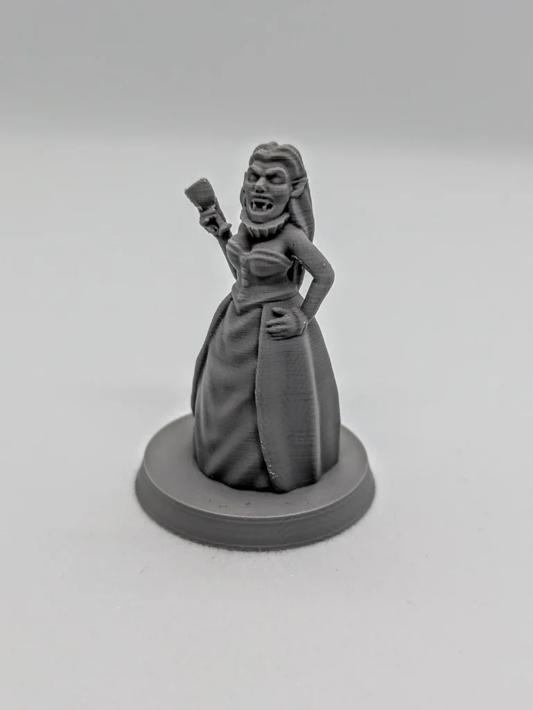 Миниатюра вампирской баронессы FDM без поддержки