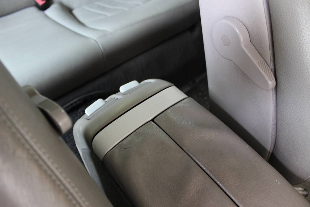 Замена пластиковой детали подлокотника Mercedes W211