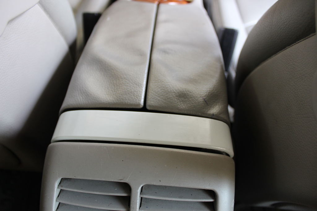 Замена пластиковой детали подлокотника Mercedes W211