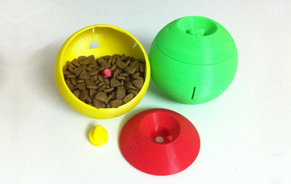 Счастливая собака - игрушка с мячом