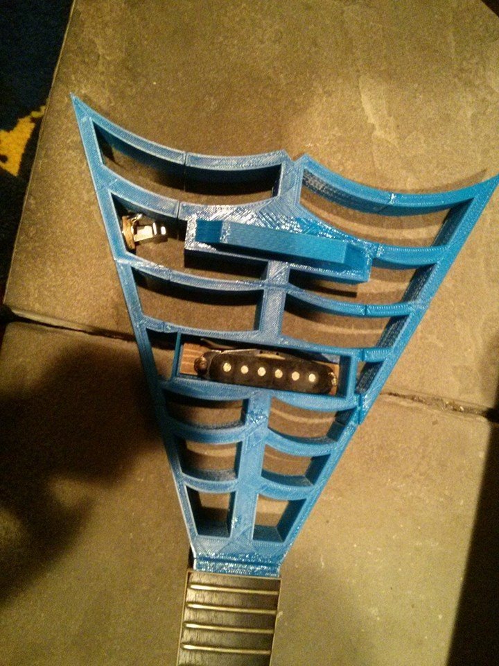 Играбельная электрогитара "паутинка"