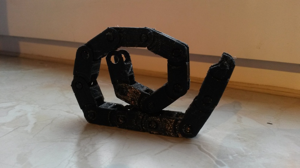 Маленькая цепь для кабелей