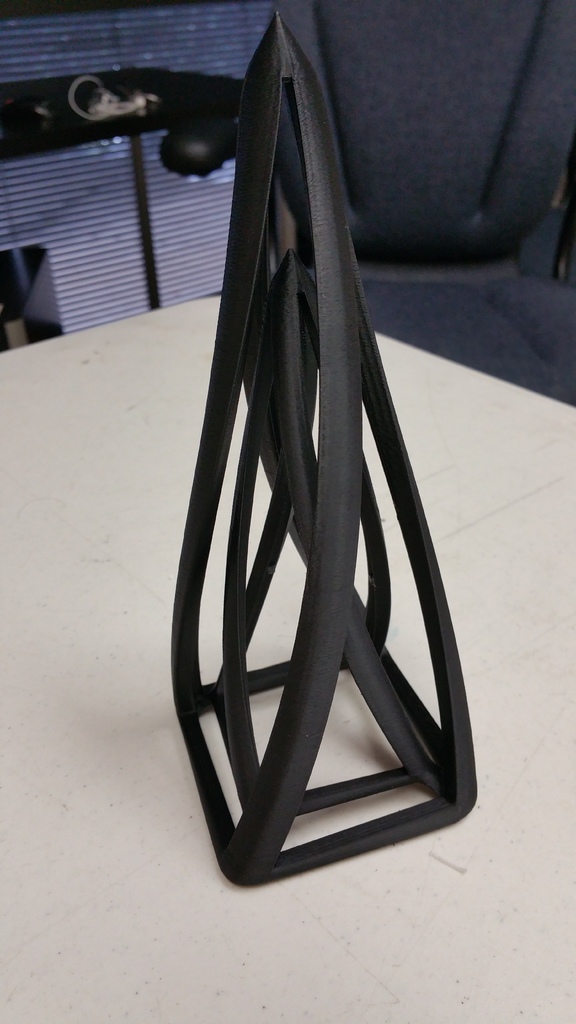 Извивающаяся абстрактная пирамида