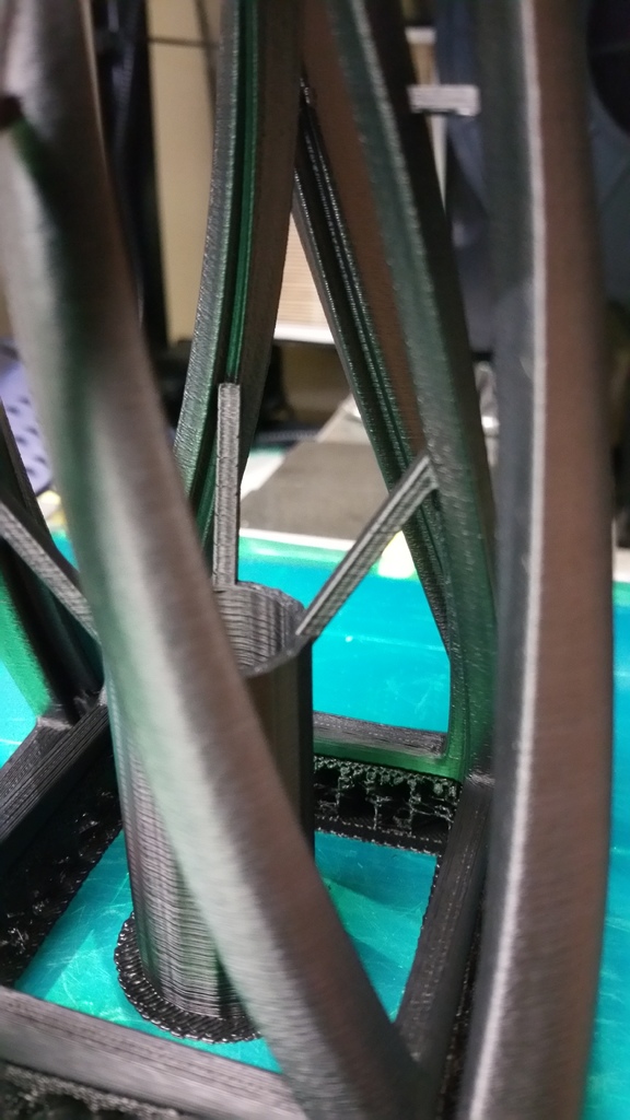 Извивающаяся абстрактная пирамида