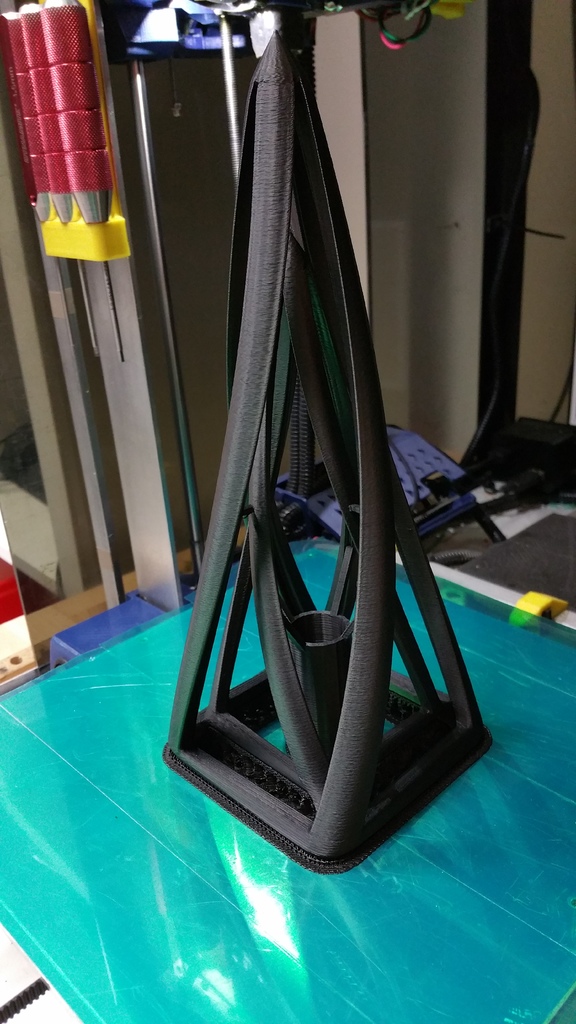 Извивающаяся абстрактная пирамида