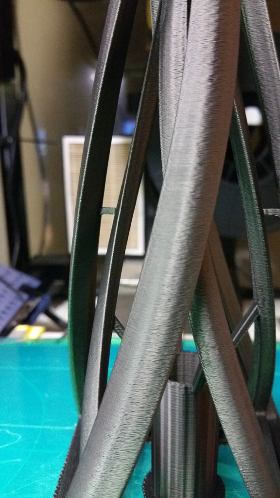 Извивающаяся абстрактная пирамида