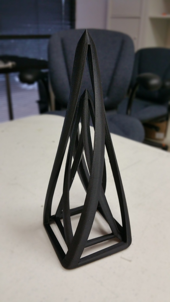 Извивающаяся абстрактная пирамида