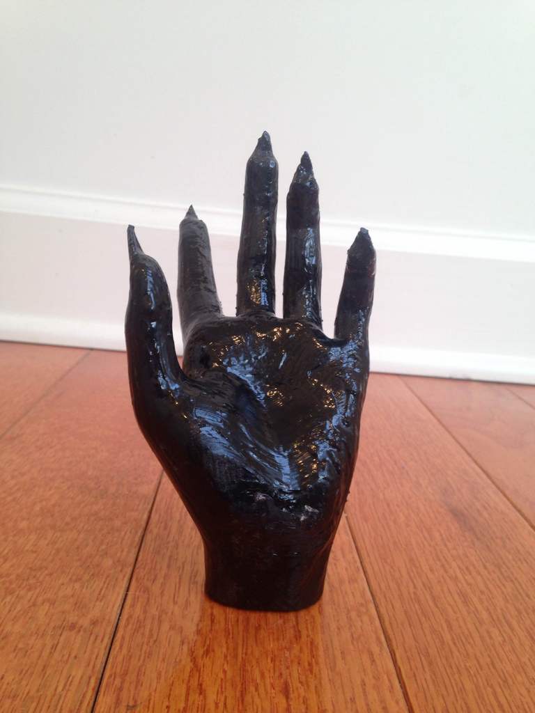 Открытая рука с длинными ногтями