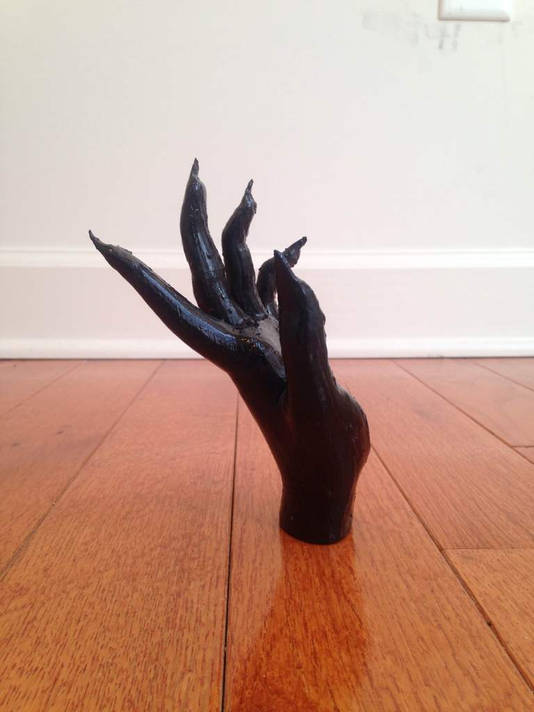 Открытая рука с длинными ногтями