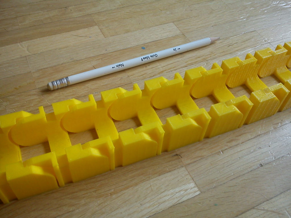 Большая открытая цепь для кабелей