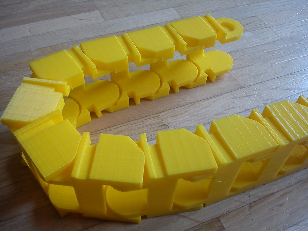 Большая открытая цепь для кабелей