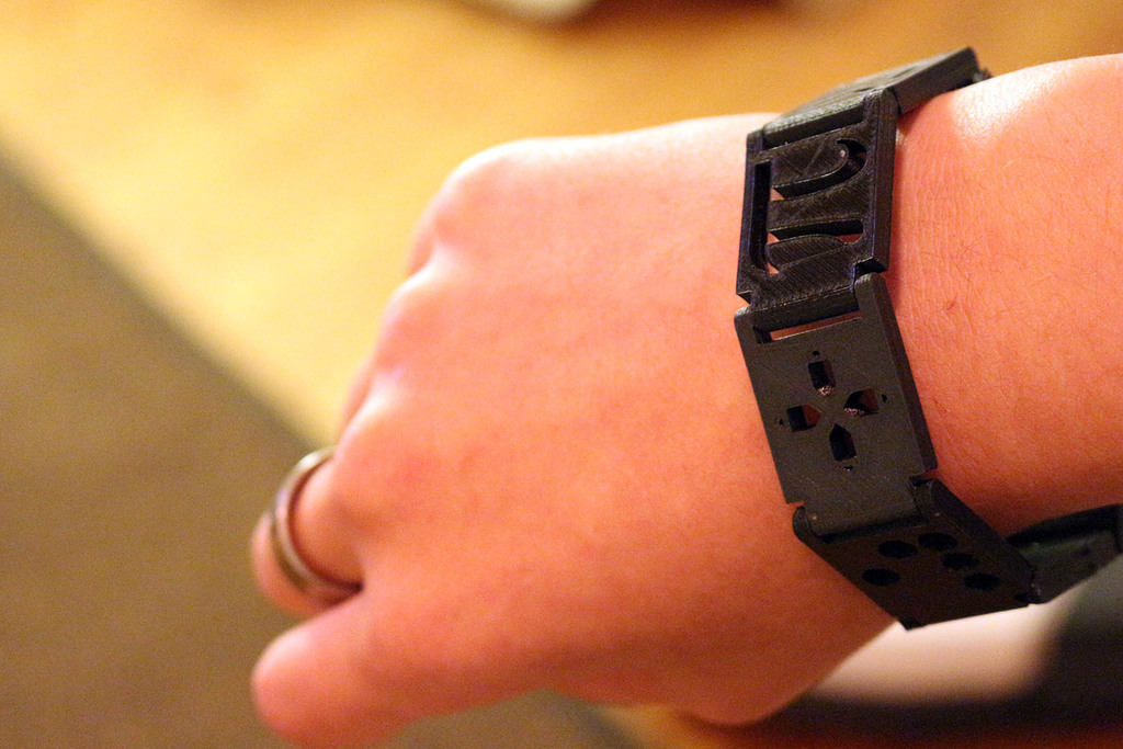 Браслет с логотипом для гиков