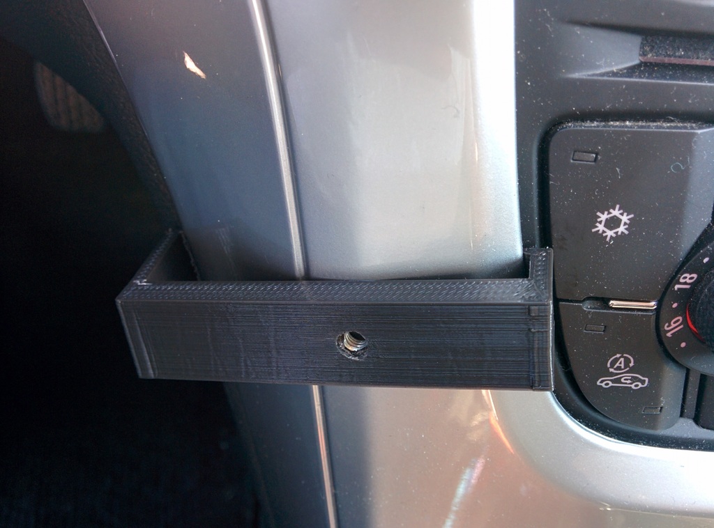 Клипса для крепления M4 на панели Opel Astra J