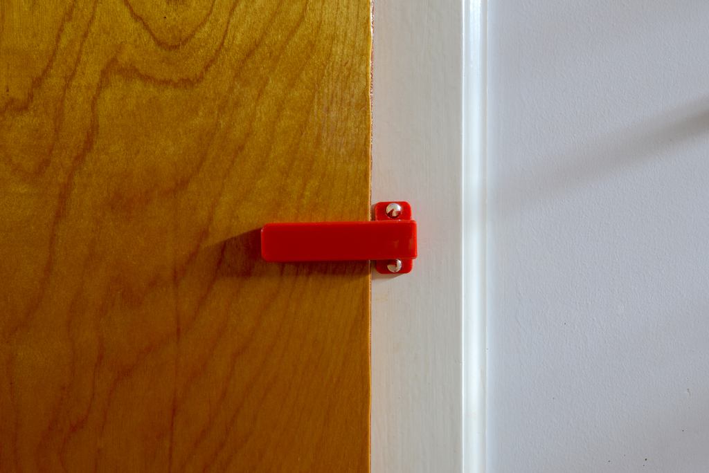 Замок для дверей шкафа