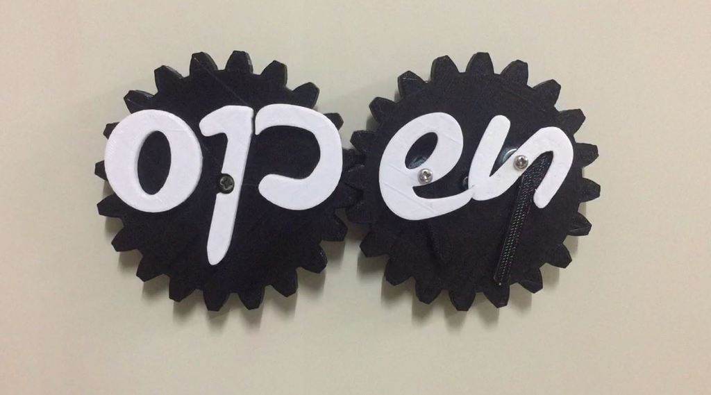 Доска с надписью 'Открыто' и 'Закрыто'