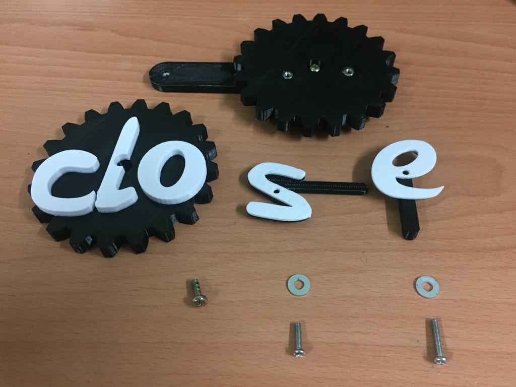 Доска с надписью 'Открыто' и 'Закрыто'