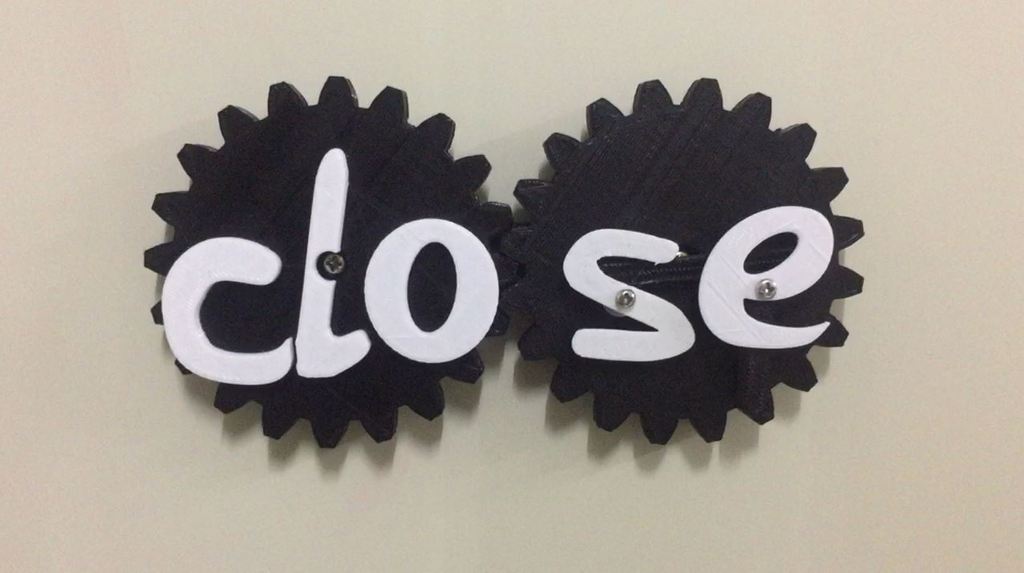 Доска с надписью 'Открыто' и 'Закрыто'