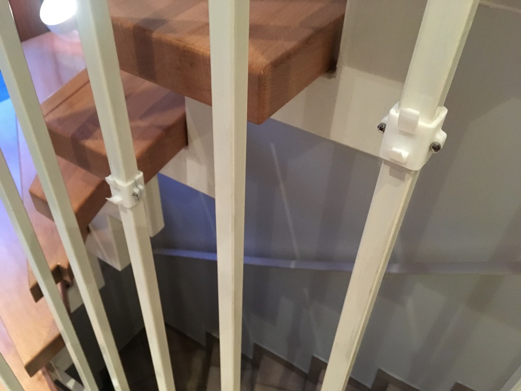 Крюк для перил открытой лестницы