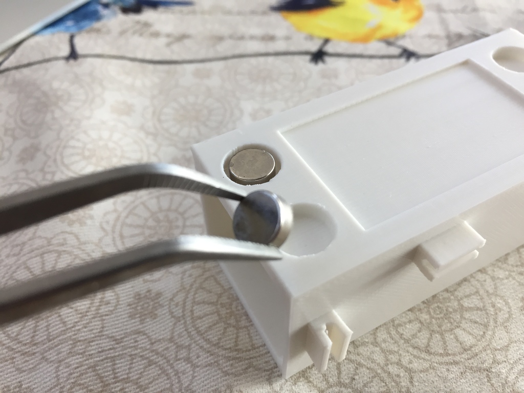 Компактная вертикальная настенная коробка для инструментов