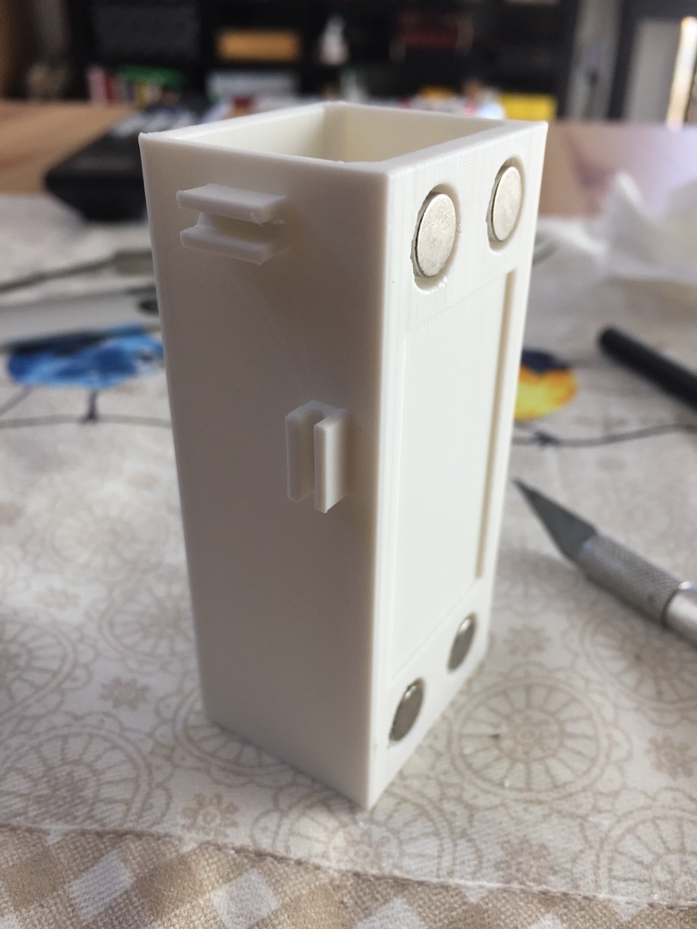 Компактная вертикальная настенная коробка для инструментов