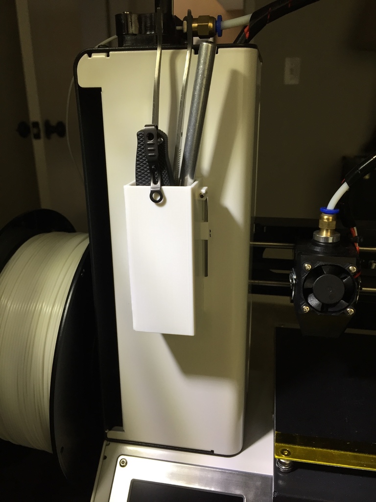 Компактная вертикальная настенная коробка для инструментов