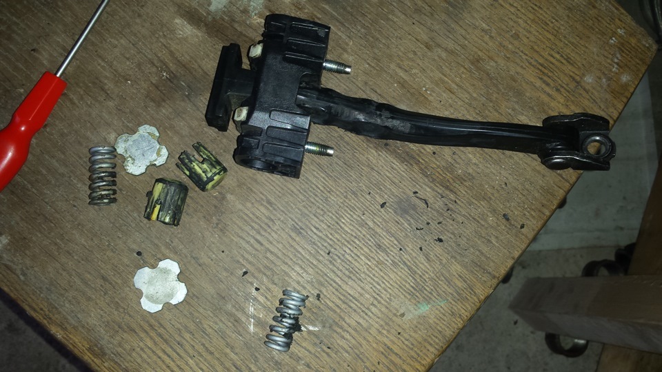 Колпачек ограничителя открытия двери Opel Astra H