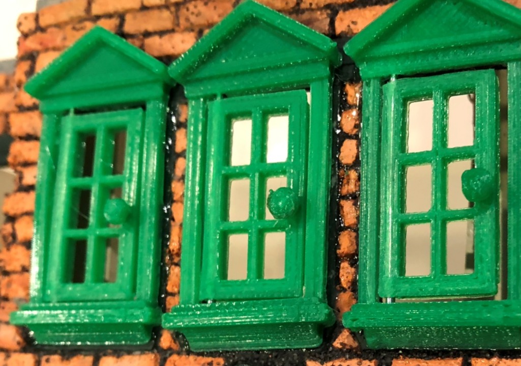 Миниатюрное окно с петлей