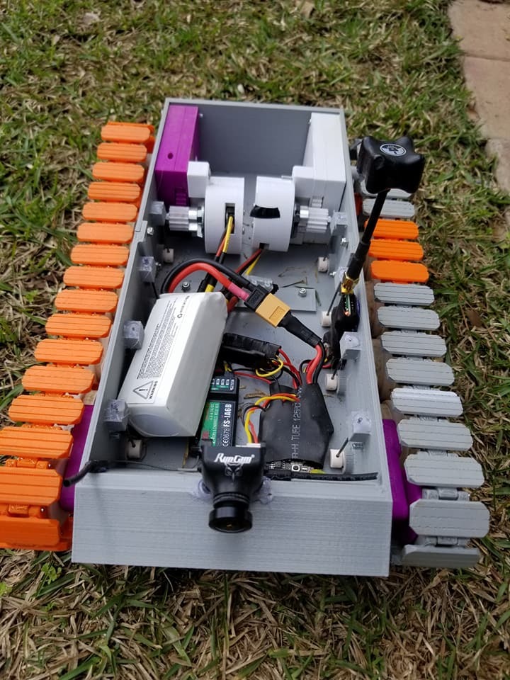 Открытый четырехгусеничный танк