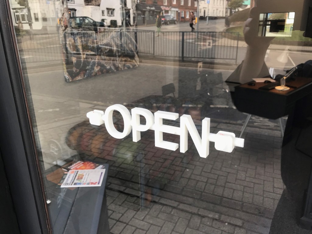 Знак 'Открыто' для витрины