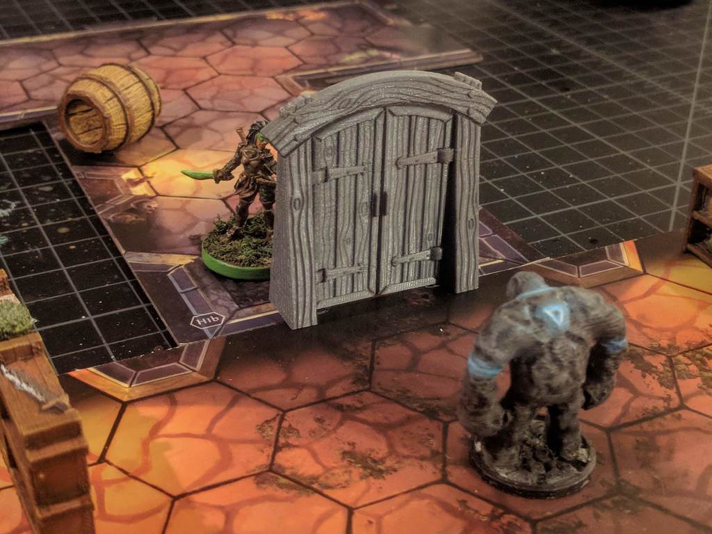 Деревянная дверь для подземелья с петлями и сдвижная версия