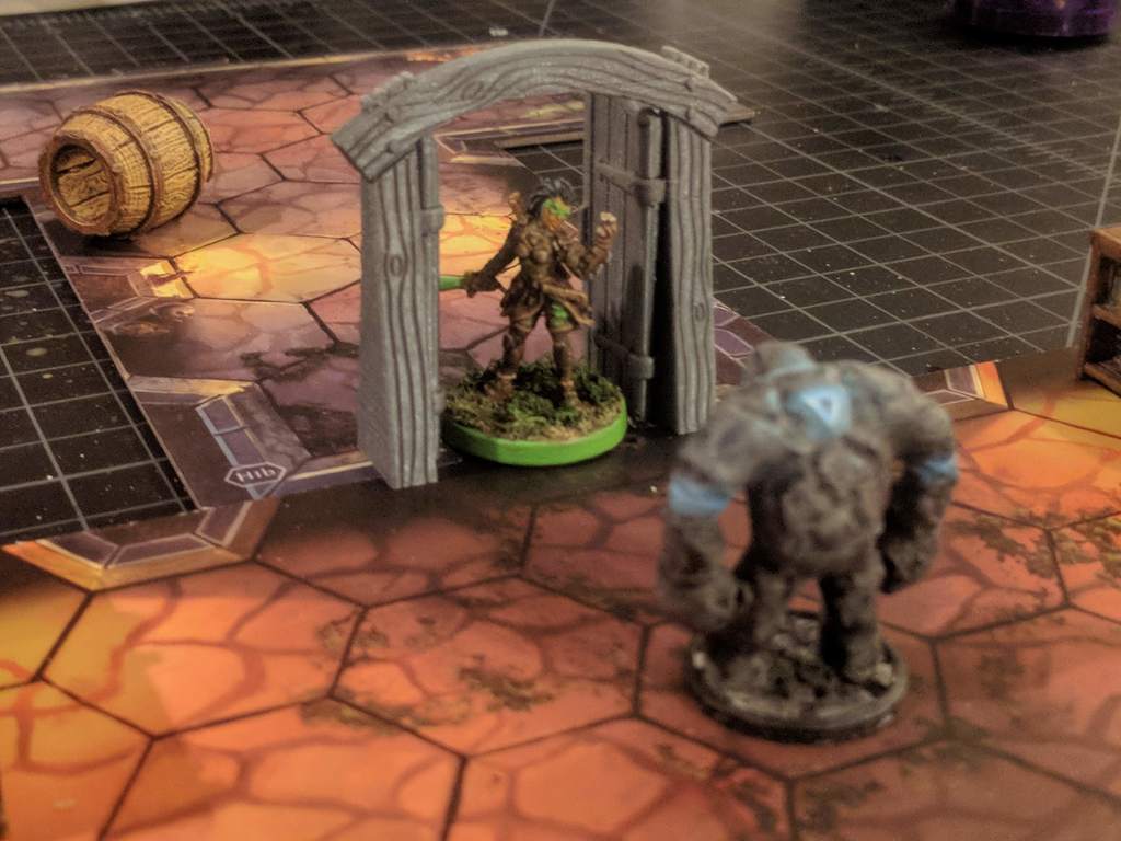 Деревянная дверь для подземелья с петлями и сдвижная версия