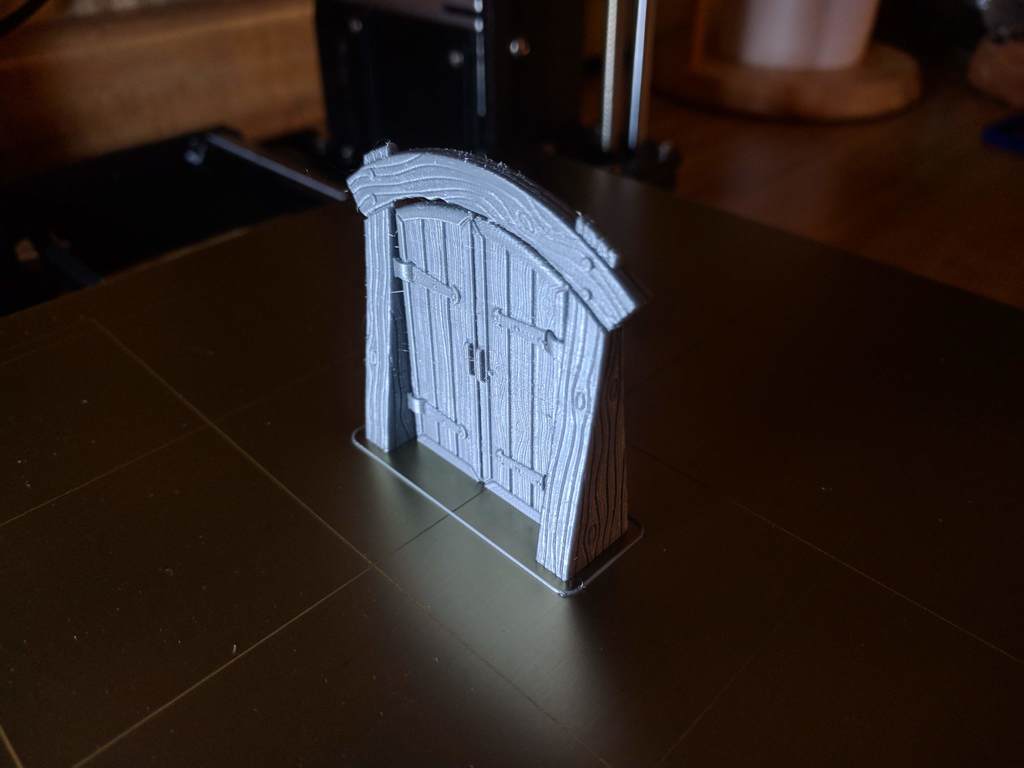 Деревянная дверь для подземелья с петлями и сдвижная версия