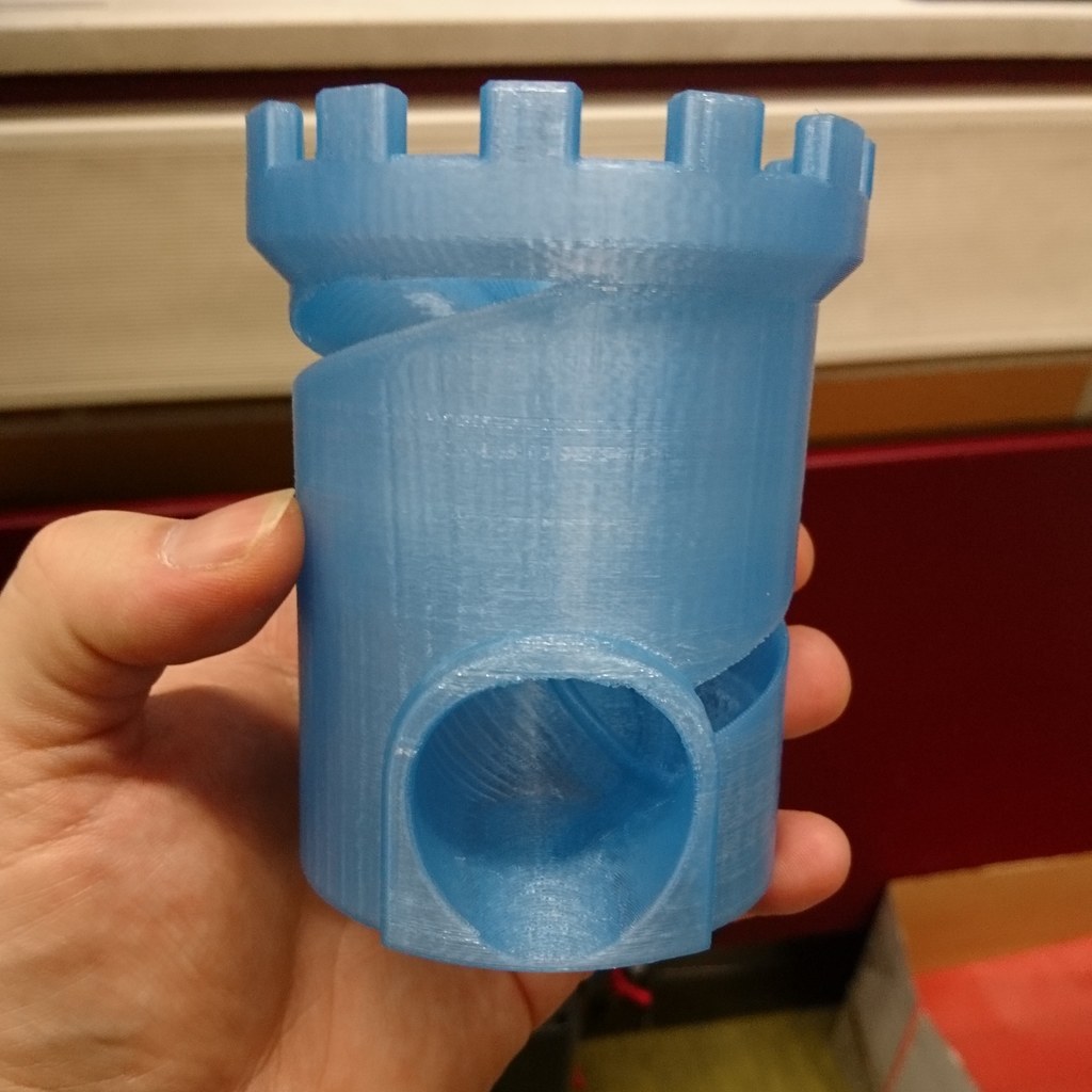 Открытая спиральная башня для кубиков