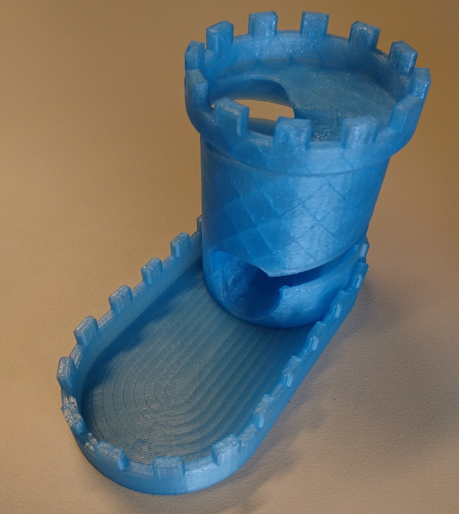 Открытая спиральная башня для кубиков