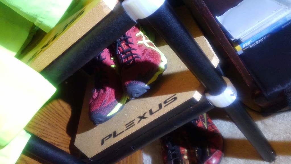 Plexus - соединители для полок из PVC