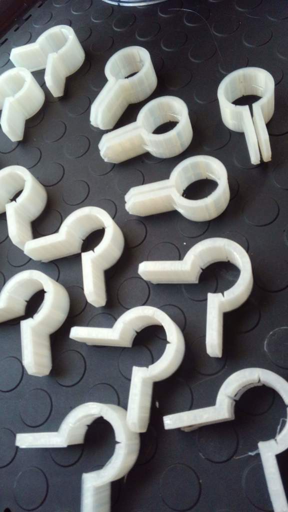 Plexus - соединители для полок из PVC