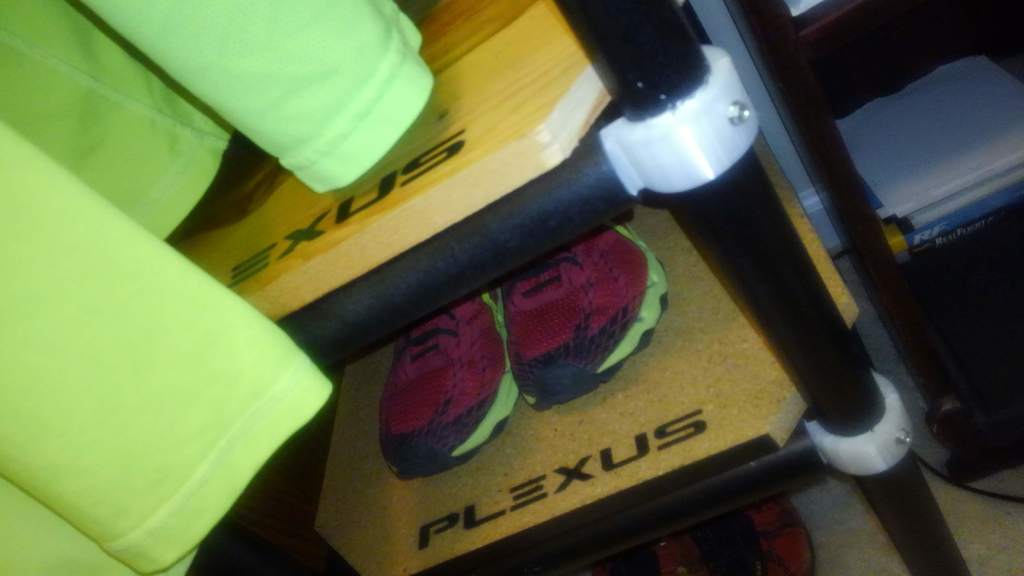 Plexus - соединители для полок из PVC