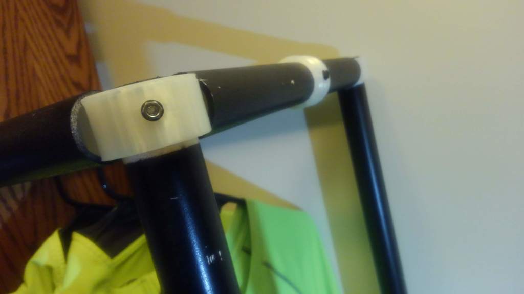 Plexus - соединители для полок из PVC