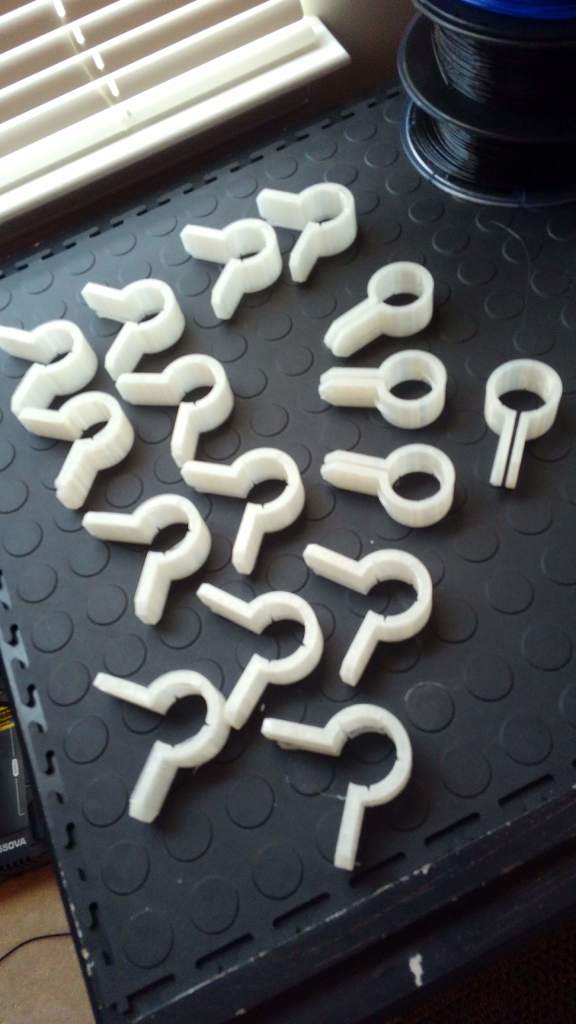 Plexus - соединители для полок из PVC