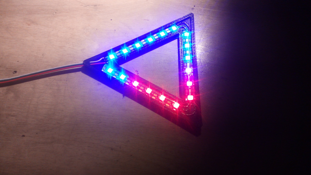 Легкий светильник TechNiColor Triangle (18 пикселей)