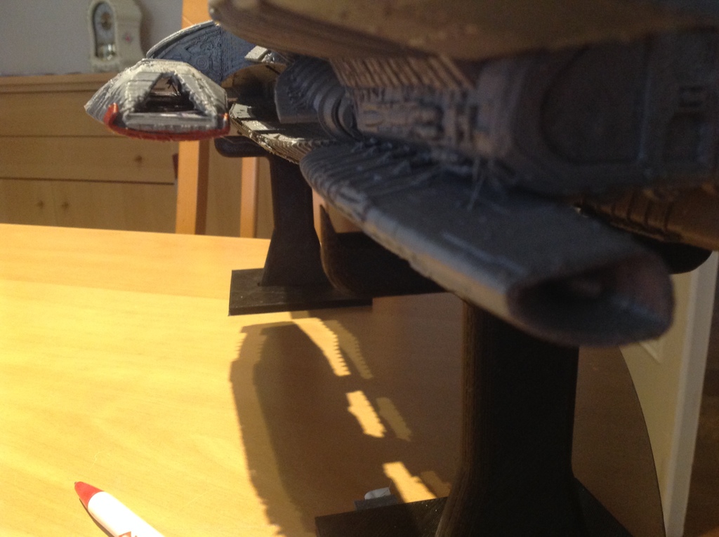 Battlestar Galactica с открытыми ангаром и посадочными площадками