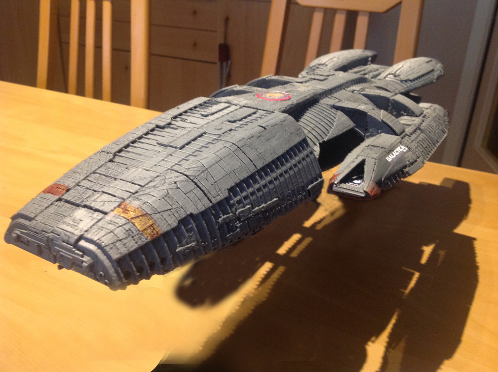 Battlestar Galactica с открытыми ангаром и посадочными площадками