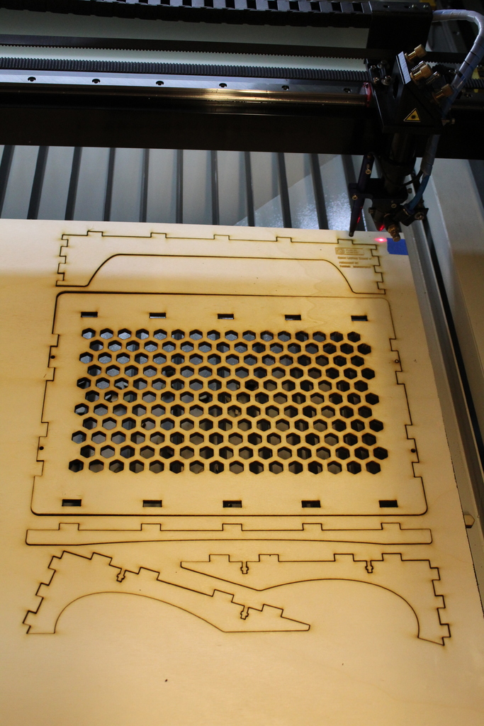 Подставка для ноутбука с лазерной резкой