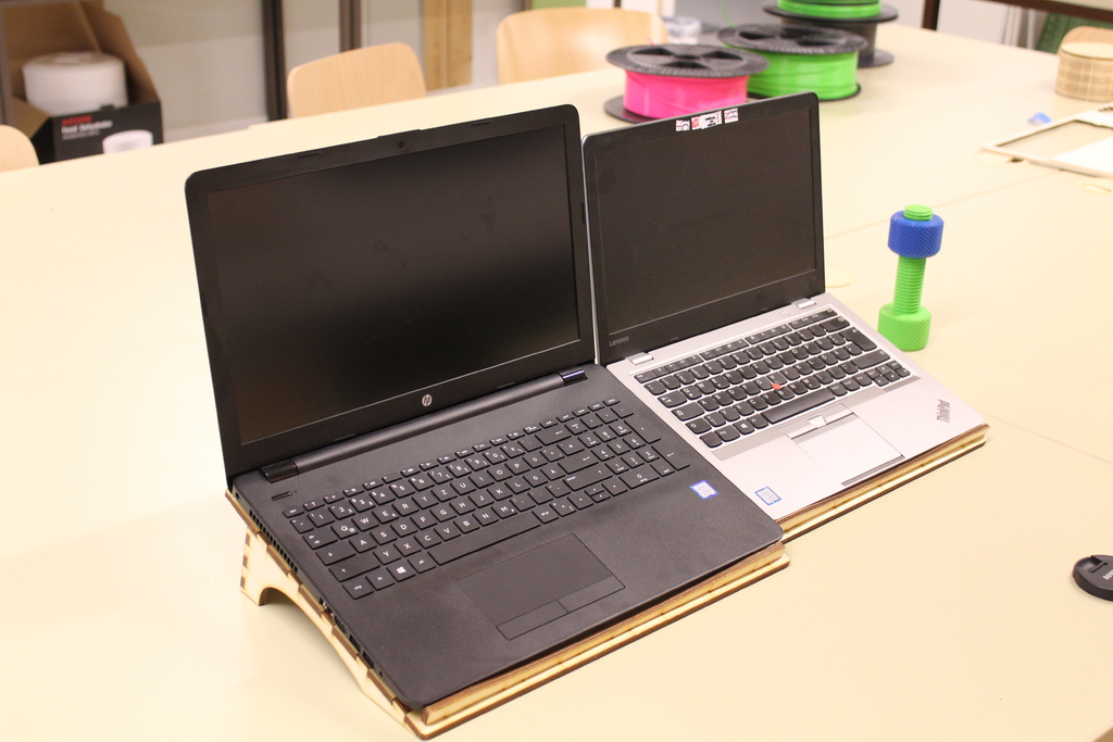 Подставка для ноутбука с лазерной резкой