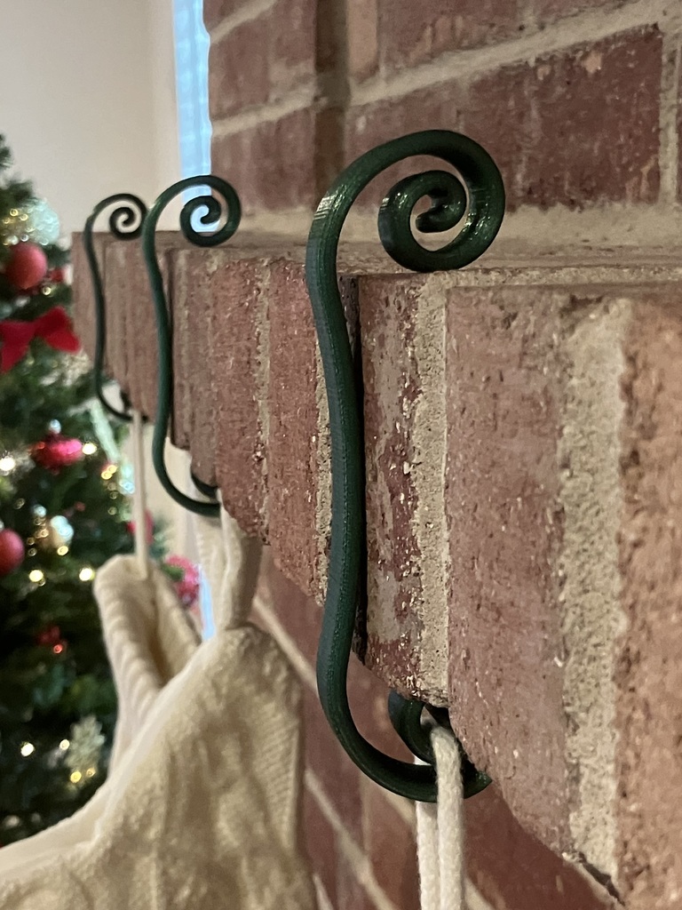 Держатель для чулок на кирпичную каминную полку