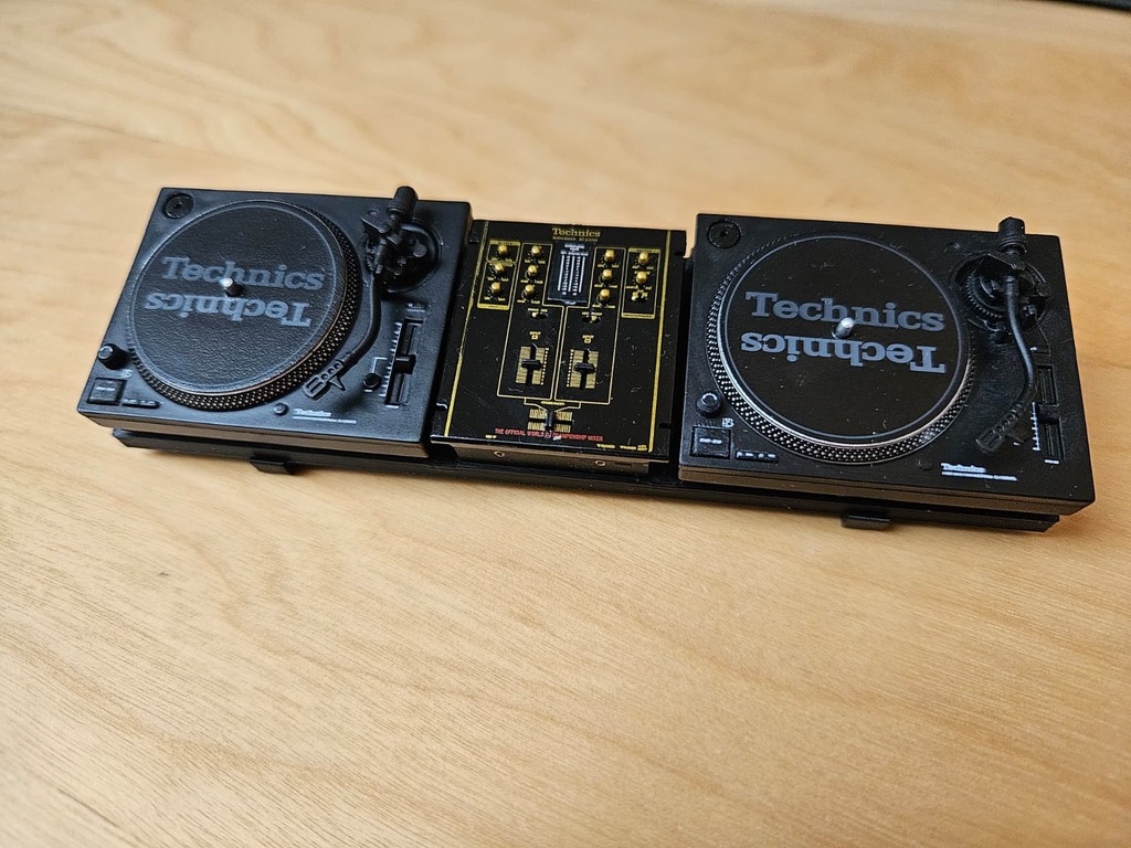 Миниатюрная DJ-станция Technics