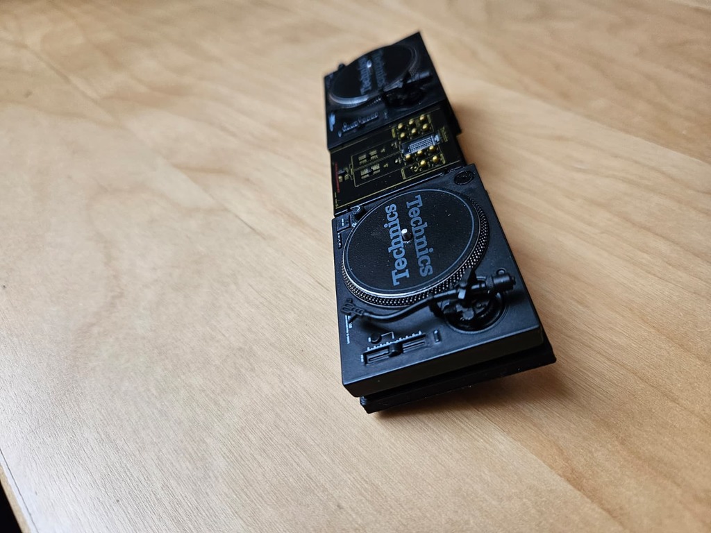 Миниатюрная DJ-станция Technics
