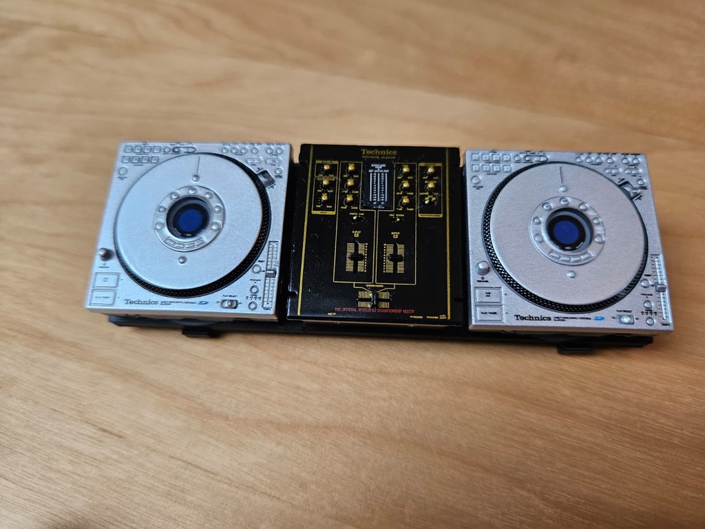 Миниатюрная DJ-станция Technics